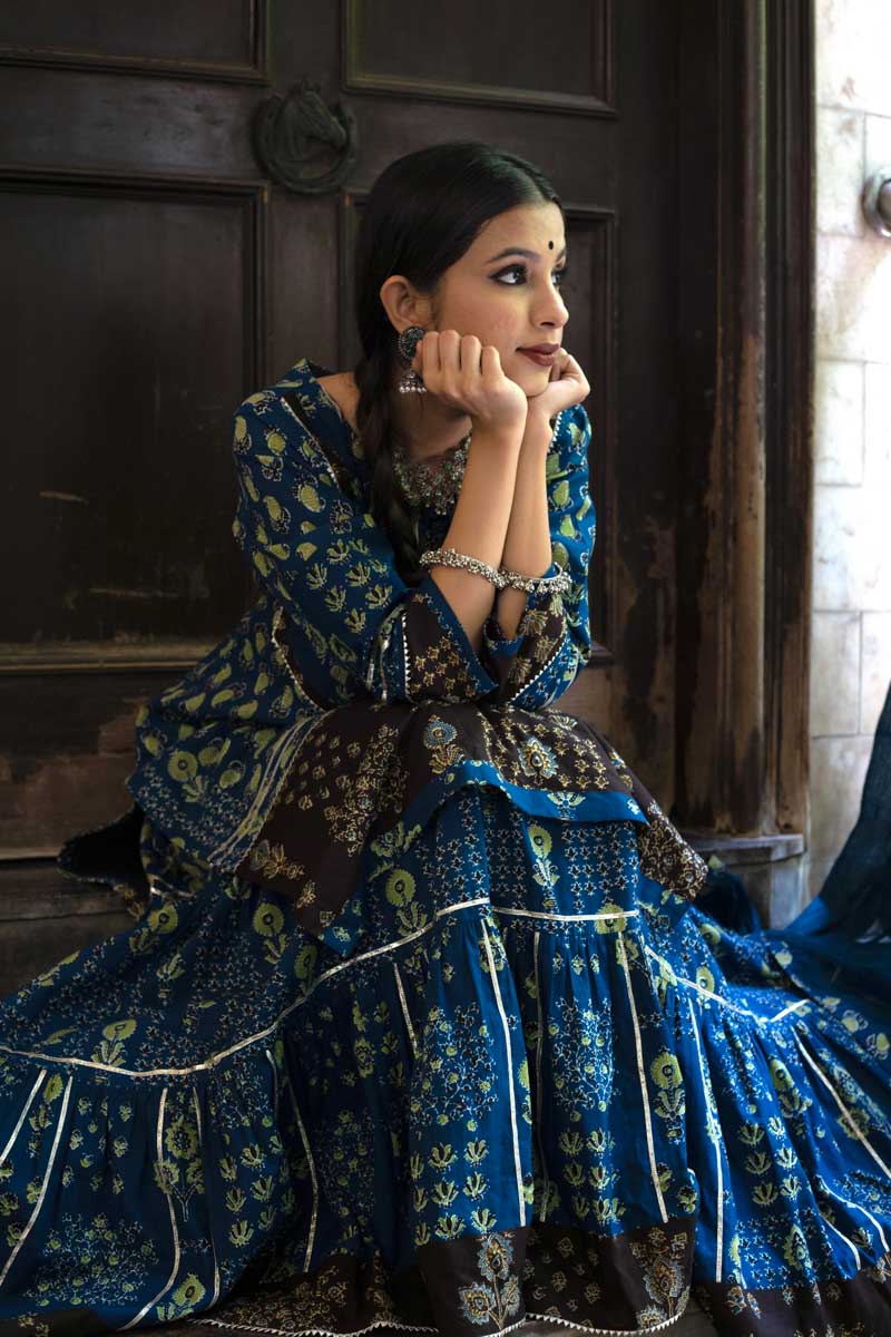 Hasali, a long blue kurta without dupatta