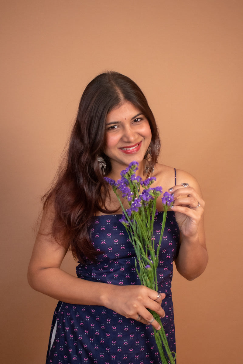 Woman holding a bouquet of flowers jiva-blue