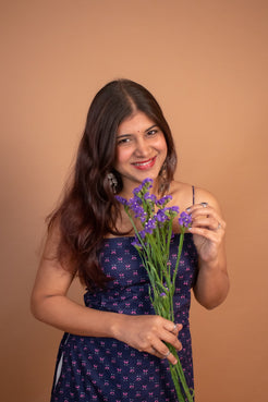 Woman holding a bouquet of flowers jiva-blue